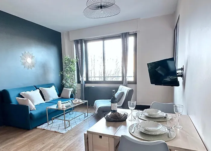 Stylish Apartment With A Balcony In Paris
