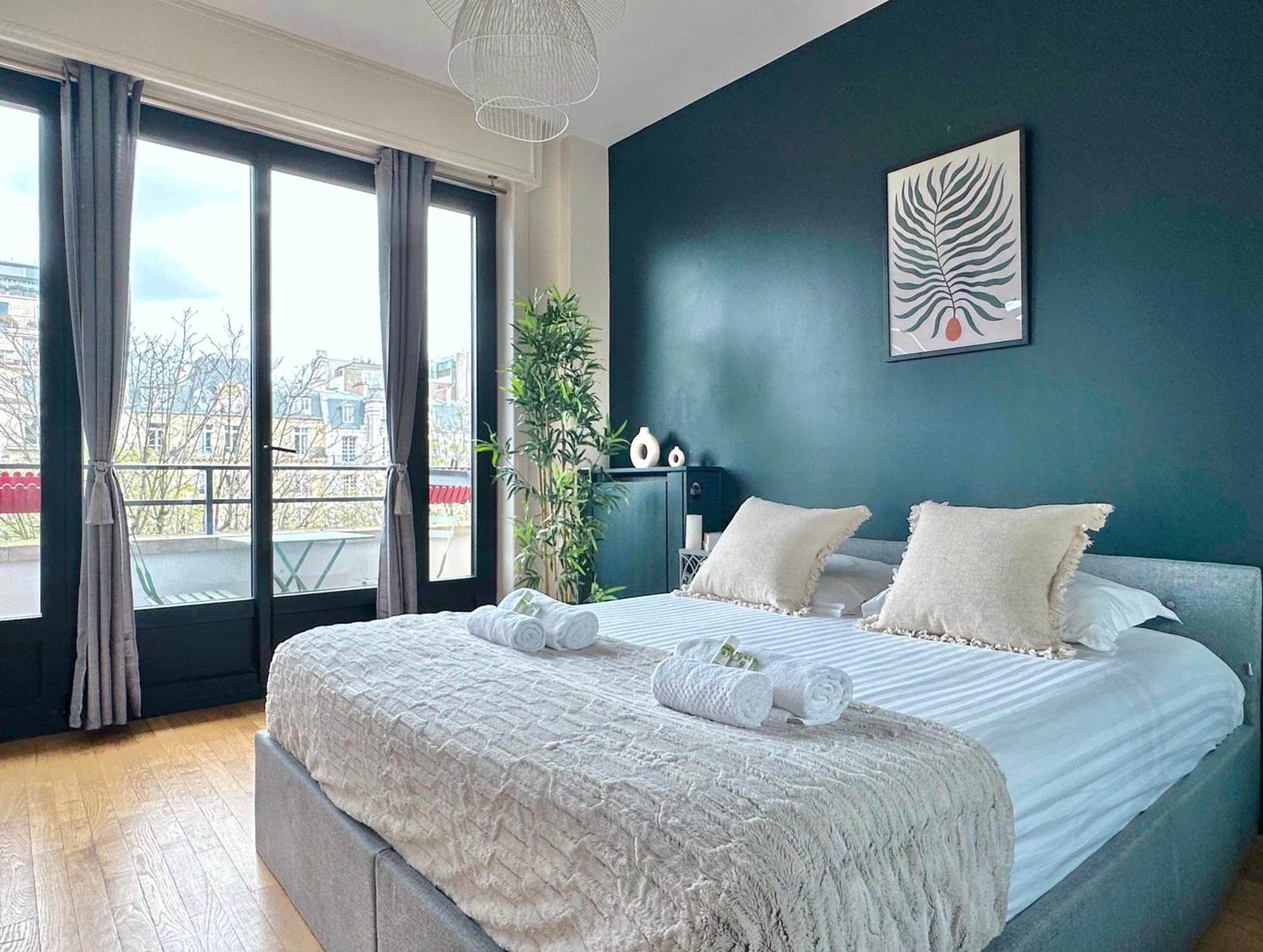 Stylish With A Balcony In * Paris