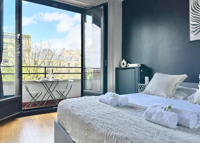 Stylish Apartment With A Balcony In Paris