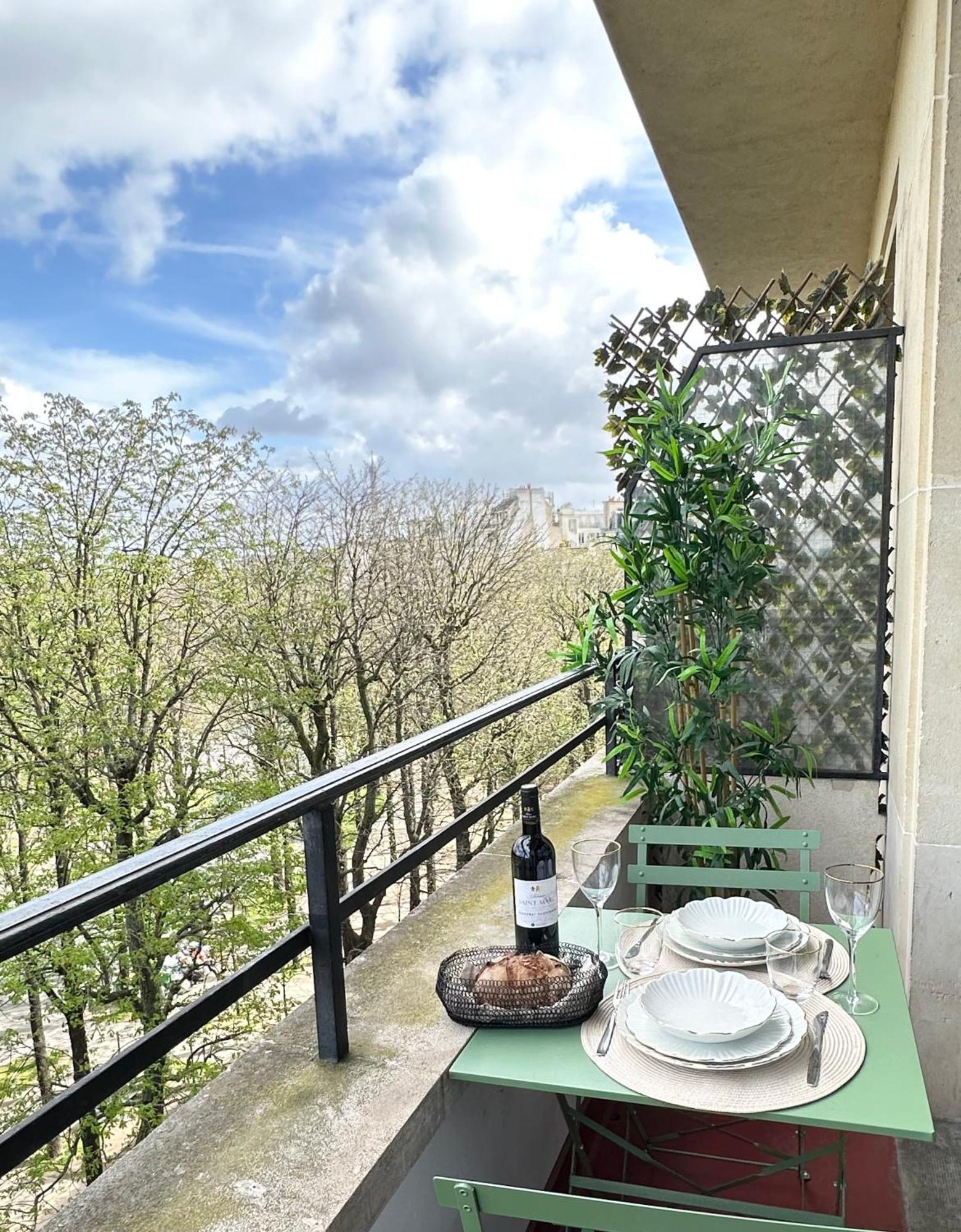 Stylish With A Balcony In Apartment *